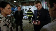Elementary – Ermitteln im Fall eines in die Luft gesprengten Leichenhauses: Watson (Lucy Liu, l.), Holmes (Jonny Lee Miller , 2.v.l.) und Gregson (Aidan Quinn, r.) ...