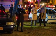 Elementary – Ein Kollege von Gregson (Aidan Quinn, l.) aus der Drogenabteilung bittet Sherlock darum, einen perfekten Raubüberfall auf das Lager einer Bikergang zu planen ...