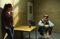 SOKO Stuttgart – Selma Kirsch (Yve Burbach) befragt Frank Köster (Niklas Nißl) in der Zelle des Präsidiums. Sie will wissen, wo die 2000 Euro geblieben sind, die er dem Mordopfer gestohlen hat.