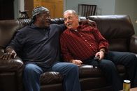 Two and a Half Men – Können Ed (John Amos, l.) und Tom (Stacy Keach, r.) Charlie in seinen Liebesangelegenheiten behilflich sein?