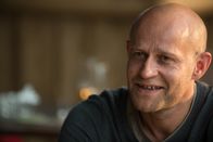 Hin und weg – Frauenheld Michael (Jürgen Vogel) ist Hannes' ältester und bester Freund.
