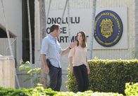 Hawaii Five-0 – Arbeiten zusammen, um den Fall des Schachfiguren-Killer aufdecken zu können: Steve (Alex O'Loughlin, l.) und die ehemaligen FBI-Agentin Alicia Brown (Claire Forlani, r.) ...