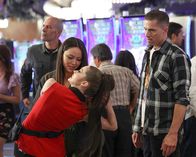 The Rookie – Im Casino entfaltet sich ein Konflikt zwischen einer Angestellten des Casinos (Caitlin Carver, l.) und Tim Bradford alias Jake (Eric Winter, r.). Inmitten der aufgeladenen Atmosphäre greift Lucy (Melissa O'Neil, M.) auf ihre Art ein.