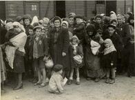 Ein Tag in Auschwitz – Auf der "Rampe" in Auschwitz: SS-Fotograf Bernhard Walter dokumentiert für seine Vorgesetzten, wie im Mai 1944 ungarische Juden in Auschwitz eintreffen.