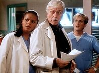 Diagnose: Mord – Amanda (Victoria Rowell, l.), Mark (Dick Van Dyke, M.) und Jesse (Charlie Schlatter, r.) wundern sich über einen seltsamen Patienten.