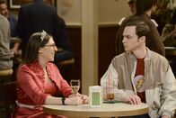 The Big Bang Theory – Als feststeht, dass Bernadette und Howard vor der Weltraummission heiraten wollen, legen sich Amy (Mayim Bialik, l.) und Sheldon (Jim Parsons, r.) mächtig ins Zeug, um eine Party zu organisieren ...