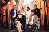 Neo Ragazzi – Sophie Passmann (2.v.l.) und Tommi Schmitt (2.v.r.) in ihrer ZDFneo-Sendung "Neo Ragazzi" mit Uwe Baltner (l.), Lola Weippert (3.v.l.), Dr. Emi (3.v.r.), Bosse (r.)