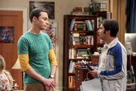 The Big Bang Theory – Sheldon (Jim Parsons, l.) möchte nicht, dass Kumpel Raj (Kunal Nayyar, r.) ihm seinen Platz wegnimmt, aber der scheint, in seiner aktuellen Lage keine Wahl zu haben ...
