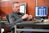 Dr. House – House (Hugh Laurie) lässt nichts unversucht, um hinter die mysteriöse Erkrankung des Multi-Millionärs Byrd zu kommen - und spekuliert mit einer nicht ganz unbescheidenen Spende für seine Abteilung.