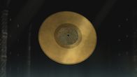 Strangest Things – Die Voyager Golden Record ist eine auffällige, goldene Schallpatte. Sie befindet sich jenseits der Grenzen unseres Sonnensystems, mehr als 20 Milliarden Kilometer von der Erde entfernt.