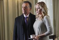 Castle – Bobby Fox (Ray Wise, l.) und Maggie Vega (Chandra West, r.) geraten in Verdacht, etwas mit dem Mord an Cano Vega zu tun zu haben ...