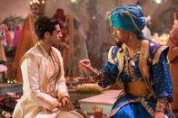 Aladdin – Aladdin (Mena Massoud, l.); Dschinni (Will Smith, r.)