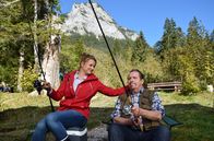Watzmann ermittelt – Benedikt Beissel (Andreas Giebel, r.) hat ein schlechtes Gewissen gegenüber seinr Tochter Johanna (Ines Lutz, l.). Bei einem Angelausflug sprechen sie sich aus.