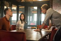 Navy CIS: New Orleans – Eine Einbruchserie verläuft tödlich, Pride (Scott Bakula, r.) und sein Team ermittelt. Doch können Sofia Freeman (Erica Dasher, M.) und ihr Vater Navy Commander Thomas Freeman (Rick Peters, l.) dabei behilflich sein?; Eine Einbruchserie verläuft tödlich, Pride (Scott Bakula, r.) und sein Team ermittelt. Doch können Sofia Freeman (Erica Dasher, M.) und ihr Vater Navy Commander Thomas Freeman (Rick Peters, l.) dabei behilflich sein?