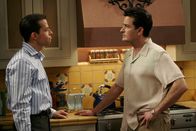 Two and a Half Men – Als Charlie (Charlie Sheen, r.) erfährt, dass sich Alan (Jon Cryer, l.) wieder mit Judith trifft, versucht er ihn davon abzubringen ...
