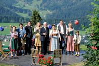 Der Bergdoktor – Auf dem Gruberhof haben sich alle für Martins Abschiedsfest versammelt. Von links: Lilli (Ronja Forcher), Mario (Dominik Nowak), Dr. Kahnweiler (Mark Keller), Nicole Schneider (Sophia Thomalla), Dr. Melchinger (Siegfried Rauch), Lisbeth Gruber (Monika Baumgartner), Hans Gruber (Heiko Ruprecht), Susanne (Natalie O'Hara), Jonas (Fabian Elias Huber).