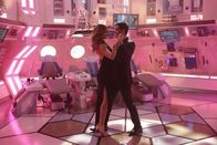 Scorpion – L-R: Ein Tanz in einer Rakete im Weltraum.Paige (Katharine McPhee) und Walter (Elyes Gabel)