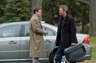 Dr. House – Um sich psychiatrisch behandeln zu lassen, geht House (Hugh Laurie) freiwillig in eine Fachklinik. Sein Freund Wilson (Robert Sean Leonard, li.) bringt ihn zur Klinik.