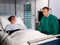 In aller Freundschaft – ARD/MDR IN ALLER FREUNDSCHAFT FOLGE 663, "Aus allen Wolken" Uhr im ERSTEN. Als Elena Eichhorn (Cheryl Shepard, li.) aus der Narkose erwacht, erblickt sie Martin Stein (Bernhard Bettermann, re.) neben ihrem Bett. Martin findet jedoch keinen klaren Gedanken mehr - er MUSS wissen, warum seine Ex-Lebensgefährtin nach Leipzig zurück gekommen ist.