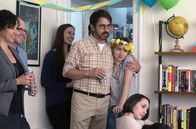 The Big Sick – Emily (Zoe Kazan) und ihr Vater Terry (Ray Romano) feiern ihre Rückkehr aus dem Krankenhaus mit Freunden.