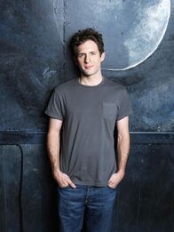 It's Always Sunny in Philadelphia – (1. Staffel) - Ist Mitbesitzer eines schlecht besuchten Pubs in Philadelphia: Dennis (Glenn Howerton) ...