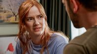 Rote Rosen – David (Arne Rudolf, r.) will das Gut übernehmen und ein Restaurant daraus machen. Franziska (Sofie Junker, l.) ist allerdings von den Plänen weniger begeistert…