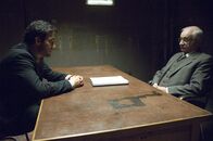 The International – Ex Stasi-General Wilhelm Wexler (Armin Mueller-Stahl, r.), die undurchsichtige rechte Hand von Konzern-Chef Jonas Skarssen, versucht Interpol-Agent Louis Salinger (Clive Owen, l.) deutlich zu machen, dass er der IBBC nur jenseits rechtlicher Grenzen das Handwerk legen kann ...