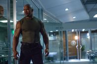 Fast & Furious 7 – Der Agent Luke Hobbs (Dwayne Johnson) entdeckt, wie sich Deckard Shaw illegal Informationen über Dom und dessen Crew beschafft, aber wird er den ehemaligen Spezialagenten auch daran hindern können, auf einen mörderischen Rachefeldzug zu gehen?; Der Agent Luke Hobbs (Dwayne Johnson) entdeckt, wie sich Deckard Shaw illegal Informationen über Dom und dessen Crew beschafft, aber wird er den ehemaligen Spezialagenten auch daran hindern können, auf einen mörderischen Rachefeldzug zu gehen?