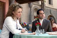 Monk – Ein Skydiver kommt in der mexikanischen Wüste auf äußerst mysteriöse Weise ums Leben. Ein neuer Fall für Sharona (Bitty Schram, l.) und Mr. Monk (Tony Shalhoub, r.) ...