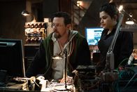 Next – C.M. Barton (Michael Mosley, l.); Gina (Eve Harlow, r.)