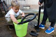 Ich bin Ich – Felix testet im Wassereimer, wo das Loch im Schlauch ist.Â