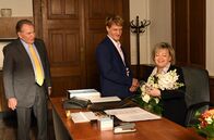 Um Himmels Willen – Alex Rauscher (Jakob Geßner, M.) bringt Marianne Laban (Andrea Wildner, r.) Blumen zum Geburtstag. Wöller (Fritz Wepper, l.) findet, dass seine Sekretärin sich ein bisschen zu gut mit seinem jungen Referenten versteht.