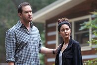 The Passage - Das Erwachen – Brad Wolgast (Mark-Paul Gosselaar, l.); Dr. Lila Kyle (Emmanuelle Chriqui, r.)