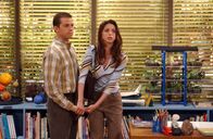Two and a Half Men – Alan (Jon Cryer, l.) und Judith (Marin Hinkle, r.) werden in die Schule zitiert, nachdem Jake seiner Lehrerin den Mittelfinger gezeigt hat ...