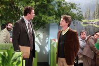 How I Met Your Mother – Als Marshall (Jason Segel, l.) sieht, wie schwach sein neuer Boss Garrison Cootes (Martin Short, r.) an die Einigung mit einem großen Unternehmen herangeht, nimmt er sich der Angelegenheit selbst an. Doch geht das gut?