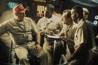 Crimson Tide - In tiefster Gefahr – Das U-Boot des erfahrenen Seebären Frank Ramsey (Gene Hackman, l.) und des jungen Harvard-Offiziers Ron Hunter (Denzel Washington, 2.v.l.) hat den Befehl, im Ernstfall den atomaren Gegenschlag durchzuführen. Das Unvorstellbare tritt ein und der Countdown läuft ...