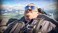 Mission: EAZ – Mission: EAZ Rapper EAZ hat Höhenangst – und muss trotzdem Manöver fliegen Staffel 1 Folge 5 Abgehoben: Rapper EAZ über den Wolken Copyright: SRF; Screenshot