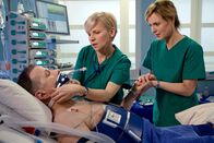 In aller Freundschaft – ARD/MDR IN ALLER FREUNDSCHAFT FOLGE 691, "Schlagabtausch" Uhr im ERSTEN. Dr. Kathrin Globisch (Andrea Kathrin Loewig, li.) und Dr. Lea Peters (Anja Nejarri, re.) leiten die Aufwachphase ein. Nun wird sich zeigen, ob Dr. Roland Heilmanns (Thomas Rühmann, liegend) Hirn Schaden genommen hat, nachdem sein Kreislauf 45 Minuten stillstand.