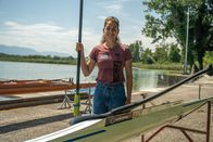 Heimatleuchten – Ruderin Tabea Minichmayr, Europameisterin im Costal Beach-Sprint vom Ruderclub Möve am Wallersee, posiert für ein Foto während ServusTVs „Heimatleuchten – Meer Gefühl - Im Salzburger Land“ am Wallersee, Salzburg, Osterreich am 01.08.2024.
