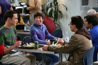 The Big Bang Theory – Gute Freunde: Leonard (Johnny Galecki, 2.v.r.), Sheldon (Jim Parsons, l.), Rajesh (Kunal Nayyar, r.) und Howard (Simon Helberg, 2.v.l.) ...