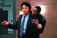 Rush Hour 2 – Während ihres Urlaubs in Honkong stolpern die Ermittler Lee (Jackie Chan, l.) und Carter (Chris Tucker, r.) über einen neuen Fall ...
