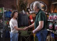 Young Sheldon – Georgie (Montana Jordan, l.); Coach Dale Ballard (Craig T. Nelson, r.)