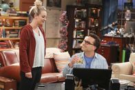The Big Bang Theory – Leonard (Johnny Galecki, r.) versucht sich an seinem ersten Detektivroman und nicht nur er, sondern auch Penny (Kaley Cuoco, l.) lernen einiges über seine Beziehung zu Frauen ...