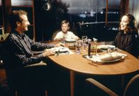 A.I. - Künstliche Intelligenz – l-r: Henry Swinton (Sam Robards), David (Haley Joel Osment), Monica Swinton (Frances O'Connor)