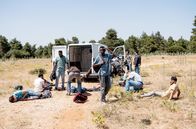 Eden – Amare (Joshua Edoze) und die anderen Flüchtlinge haben sich aus dem verschlossenen Laster befreit und müssen feststellen, dass sie mitten in der Landschaft einfach stehengelassen wurden.