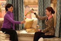 How I Met Your Mother – Zwölf Jahre später sitzen Robin (Cobie Smulders, l.) und Lily (Alyson Hannigan, r.) erneut zusammen und trinken eine Flasche Weißwein. Robin gesteht ihrer Freundin dabei ein weiteres Detail aus dem damaligen Erlebnis mit Marvin ...