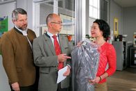 Die Rosenheim-Cops – Gert Achtzigers (Alexander Duda, m.) Anzug sorgt nicht nur bei Sekretärin Stockl (Marisa Burger, r.) und Kommissar Stadler (Dieter Fischer, l.) für Verwirrung.