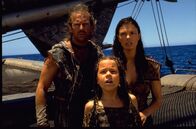 Waterworld – Gemeinsam mit Enola (Tina Majorino, m.) und Helen (Jeanne Tripplehorn) sucht Mariner (Kevin Costner) nach dem letzten Fleck Festland.