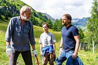 Die Bergretter – Auf der Suche nach seiner vermissten Mutter lernt Leon (Jacob Speidel, M.) seinen Großvater Hubert Lindner (Gerd Silberbauer, l.) kennen. Markus (Sebastian Ströbel, r.) ist überrascht, dass er so wenig Interesse an seinem Enkel und seiner Tochter zeigt.
