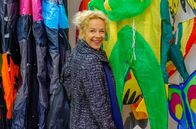 Goliath 96 – Kristin (Katja Riemann) sucht im Drachenbauladen nach Informationen, auf denen sie ein Gespräch mit ihrem Sohn aufbauen kann.